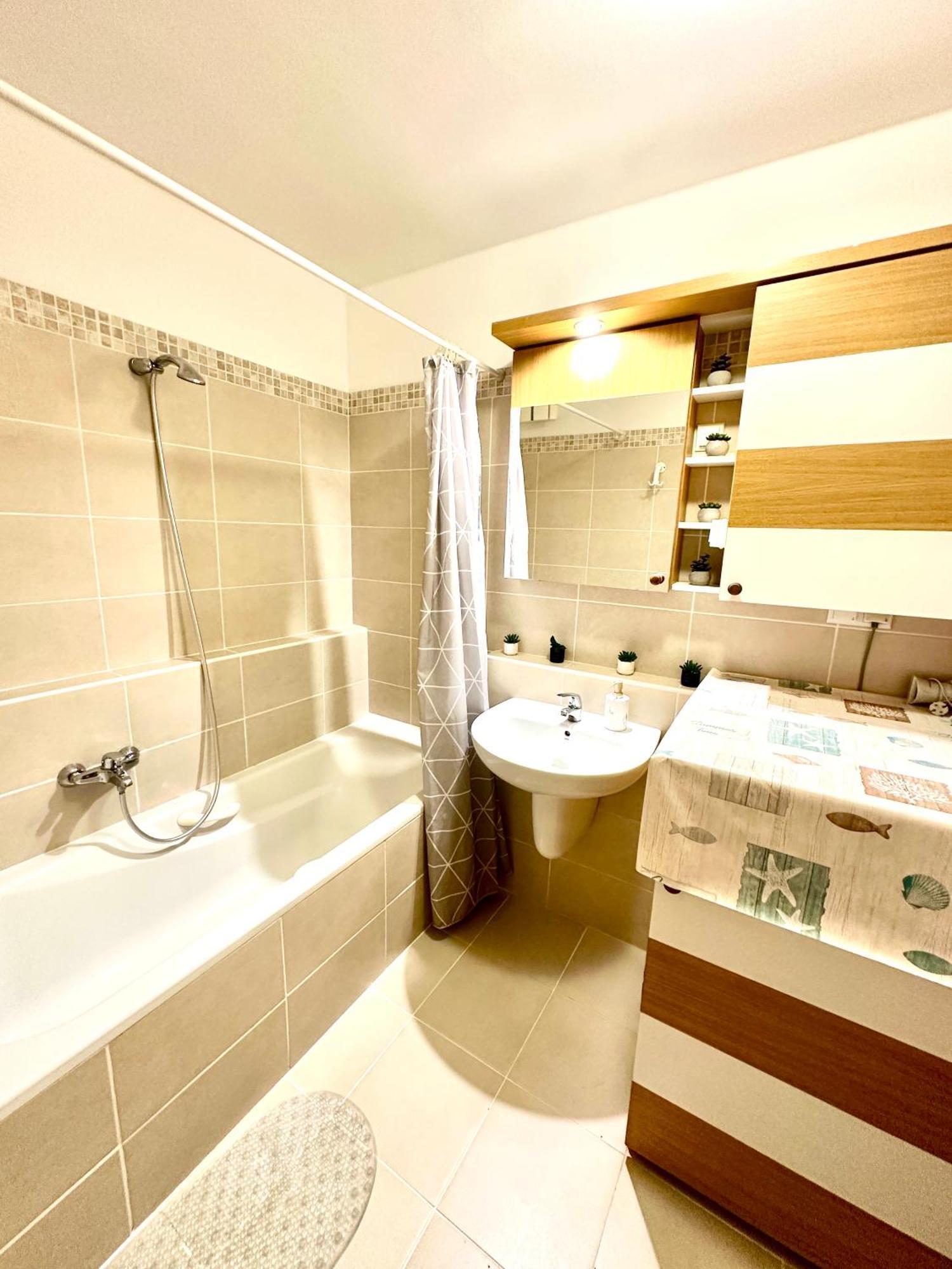 Central Apartment With Balcony Budapeste Exterior foto