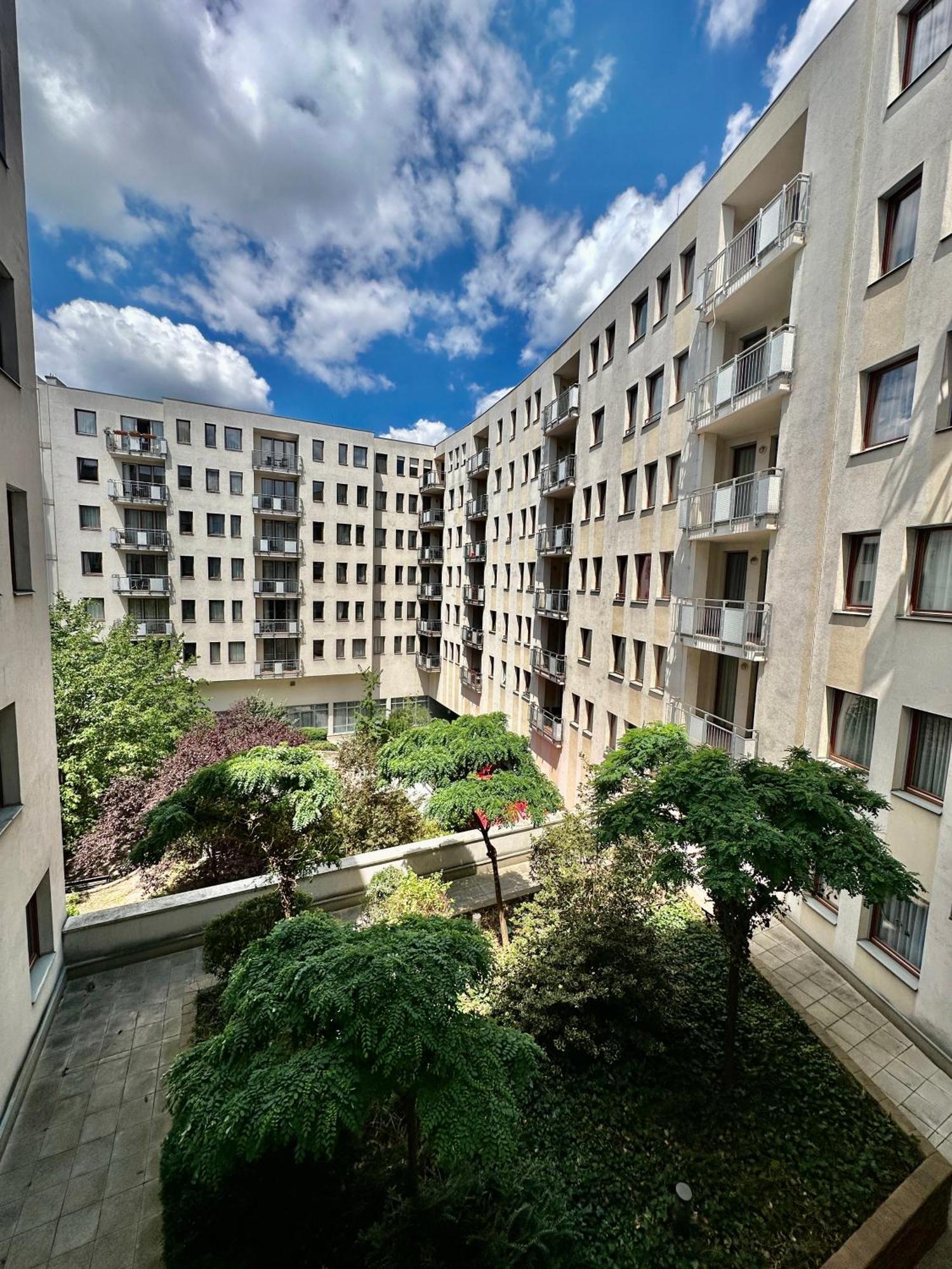 Central Apartment With Balcony Budapeste Exterior foto